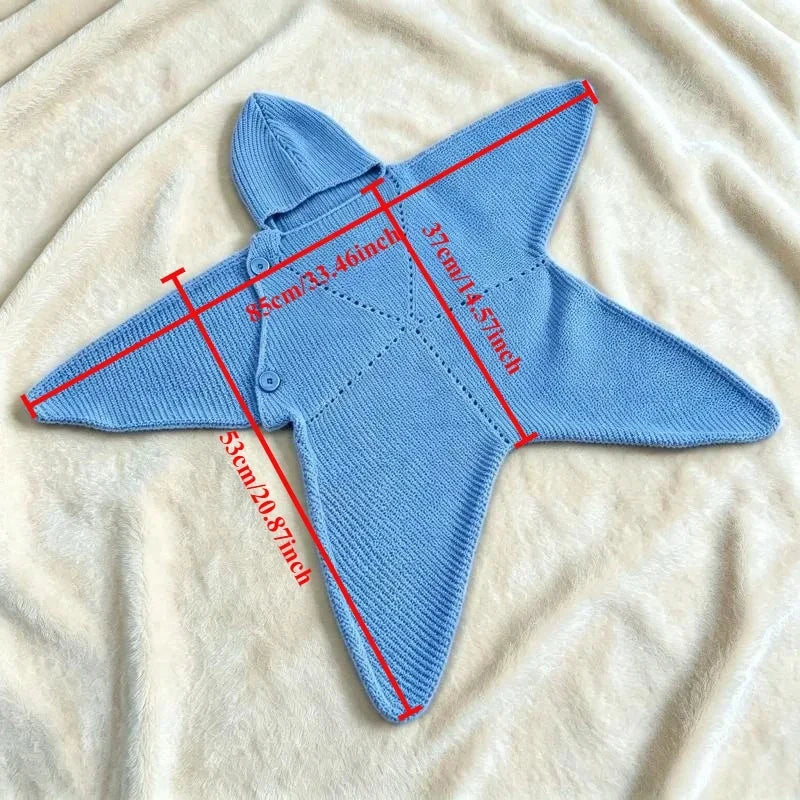 Vue détaillée du tricot et de la capuche étoile de la grenouillère
