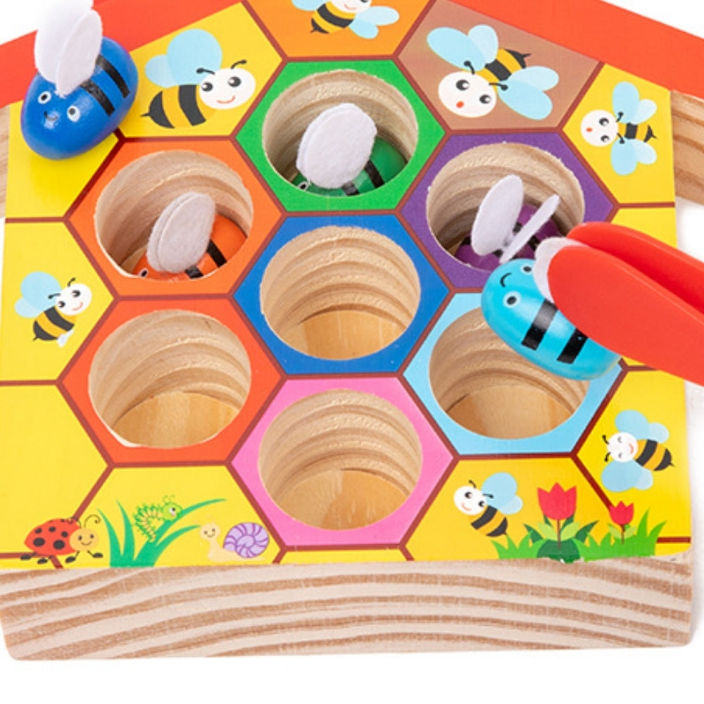 Pièces en bois du jeu de tri avec abeilles colorées