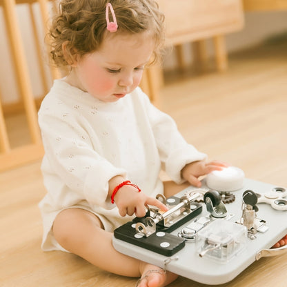 Tableau éducatif pour enfant avec plusieurs loquets à manipuler