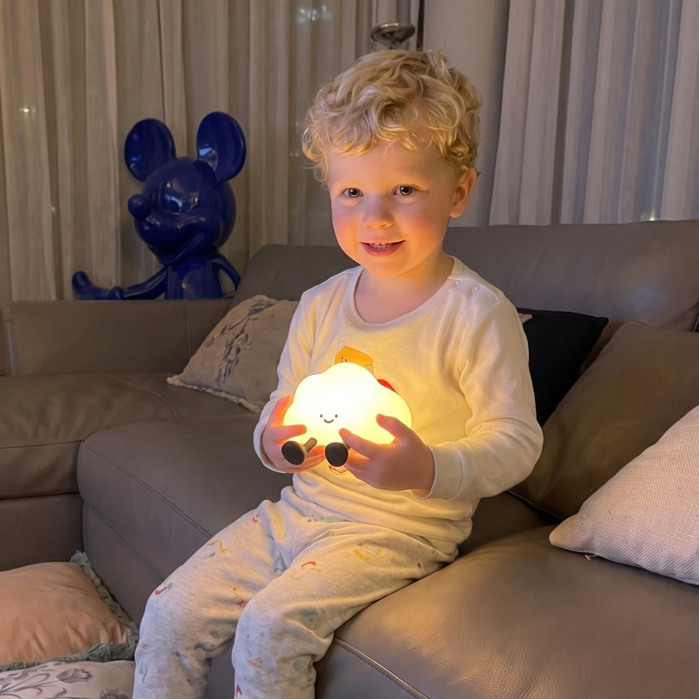 Veilleuse nuage en silicone allumée dans une chambre d’enfant