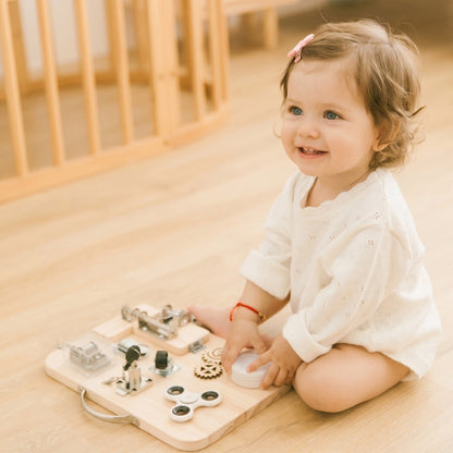 Activité sensorielle pour enfant avec loquets et systèmes d’ouverture