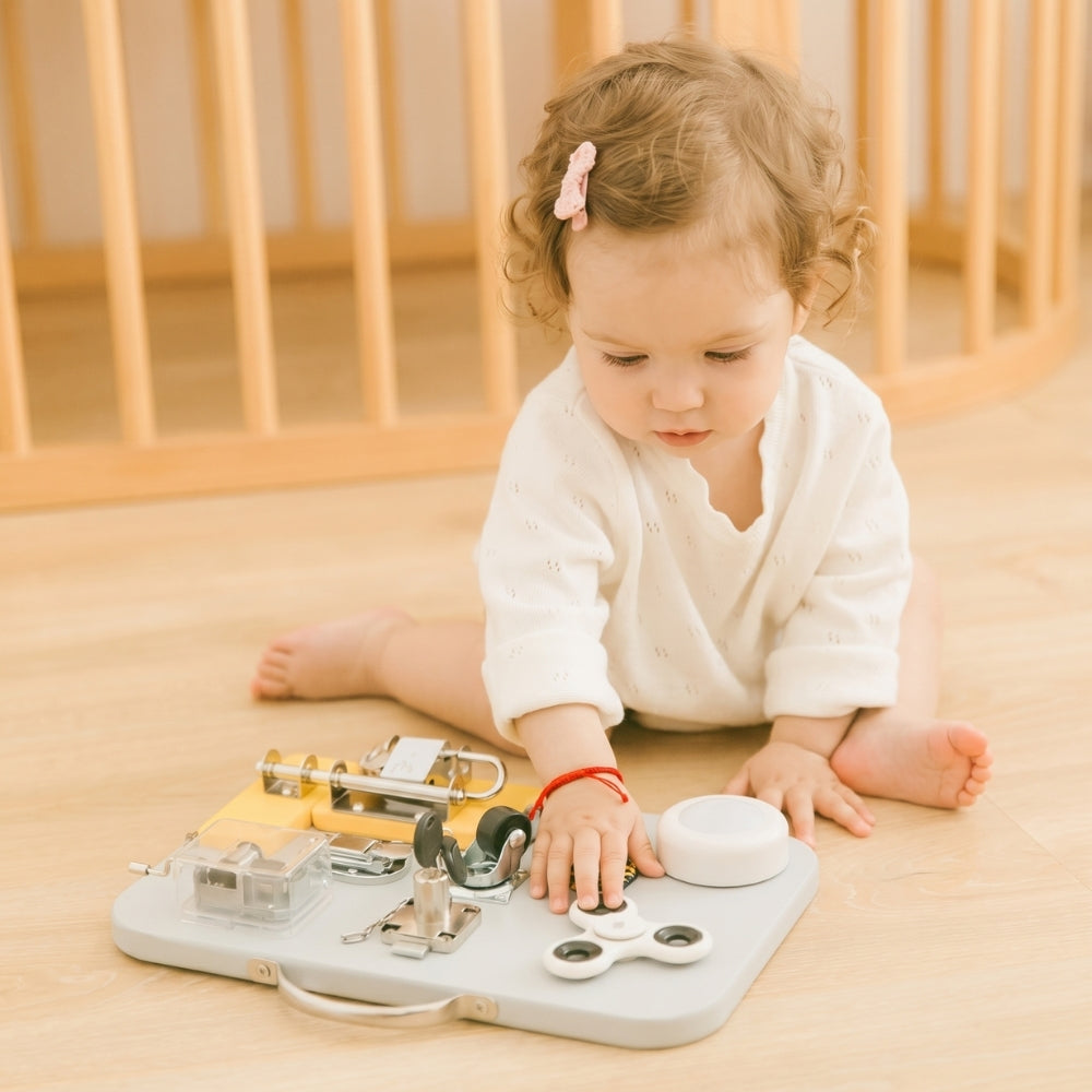 Enfant explorant les mécanismes d’un tableau éducatif