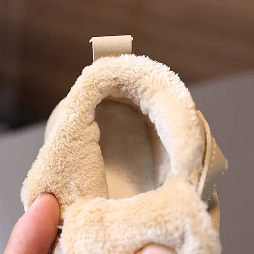 Détail de la fermeture des bottes d’hiver pour enfant
