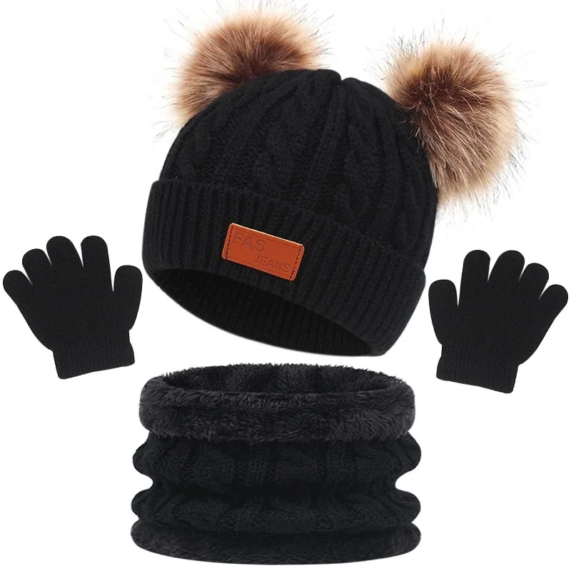 Détail du bonnet, de l’écharpe et des gants pour enfant