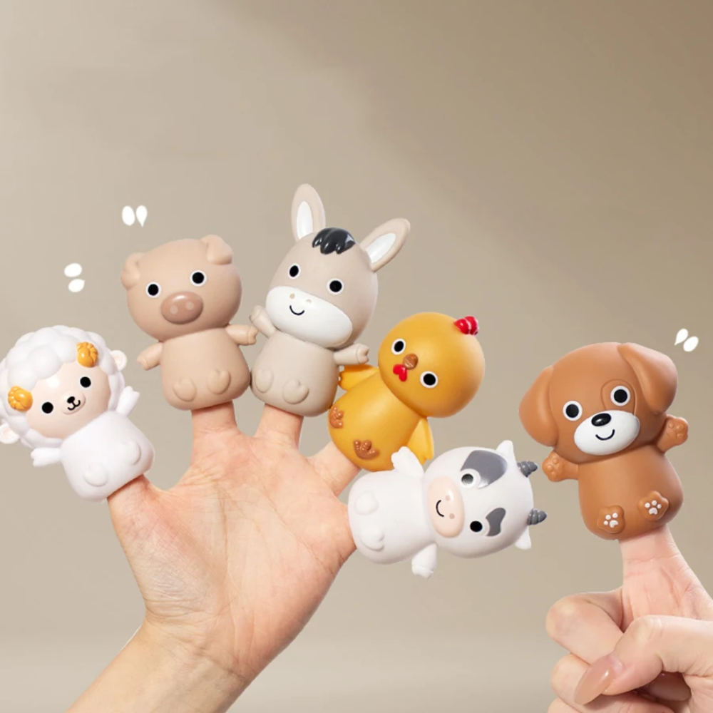 Trois petits véhicules jouets en silicone vus de côté