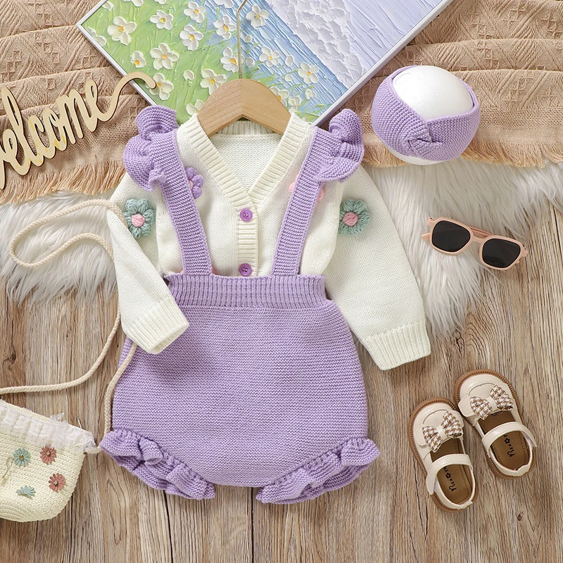 Tenue bébé composée d’un gilet et d’une salopette
