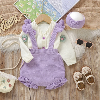 Tenue bébé composée d’un gilet et d’une salopette
