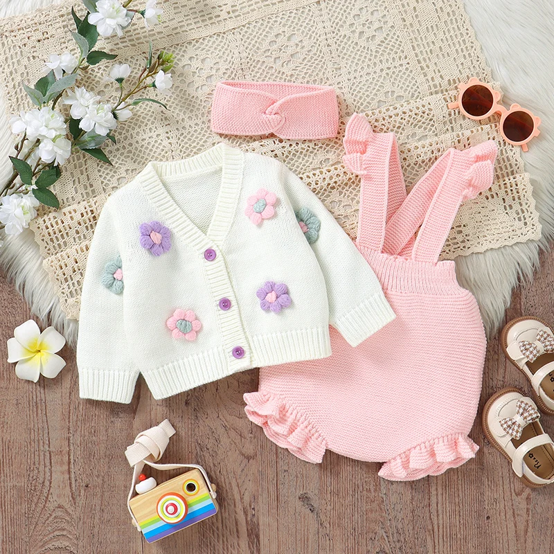 Salopette bébé tricotée assortie au gilet