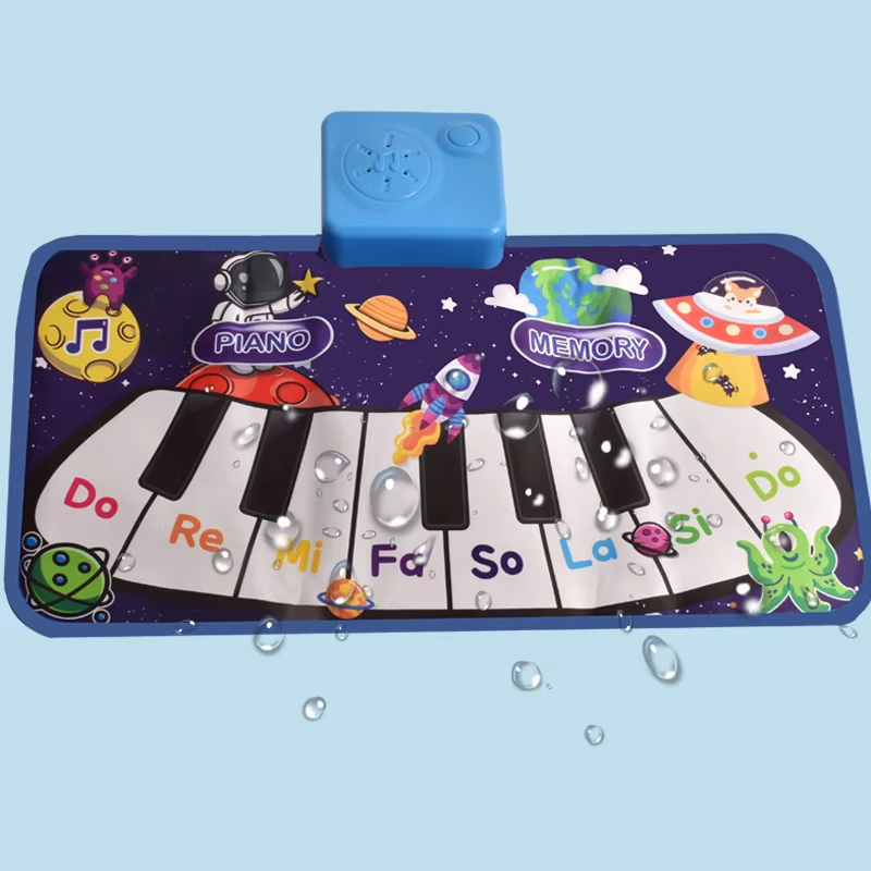 Enfant jouant sur un tapis piano interactif