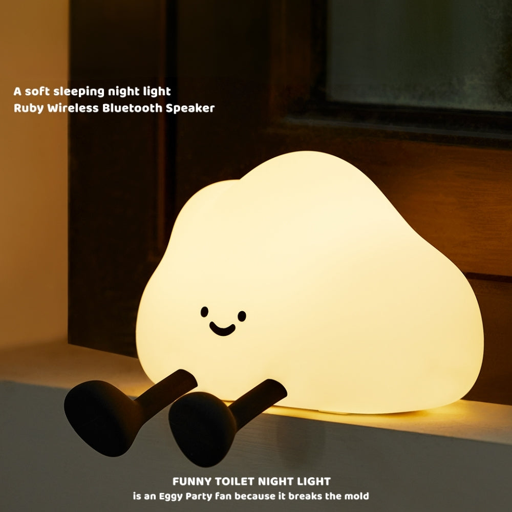 Main touchant la veilleuse nuage pour l’allumer