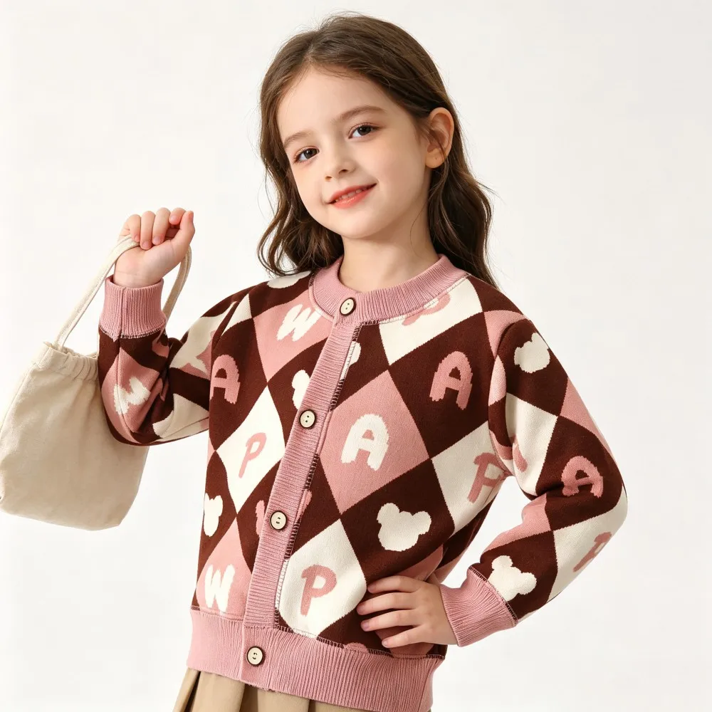 Détail de la maille chaude et confortable du cardigan enfant