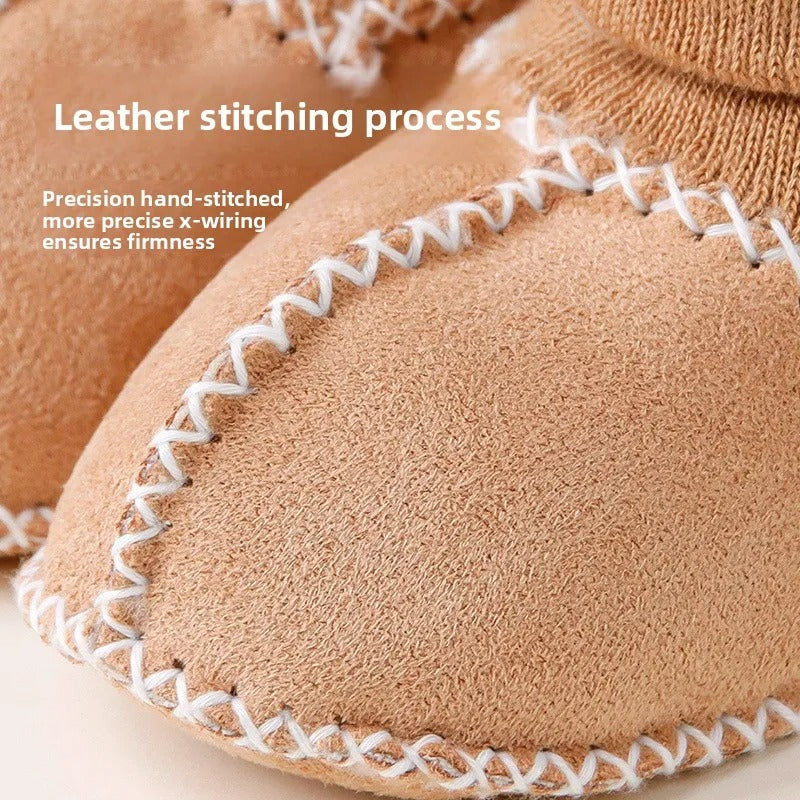 Vue rapprochée de chaussons bébé en tricot doux