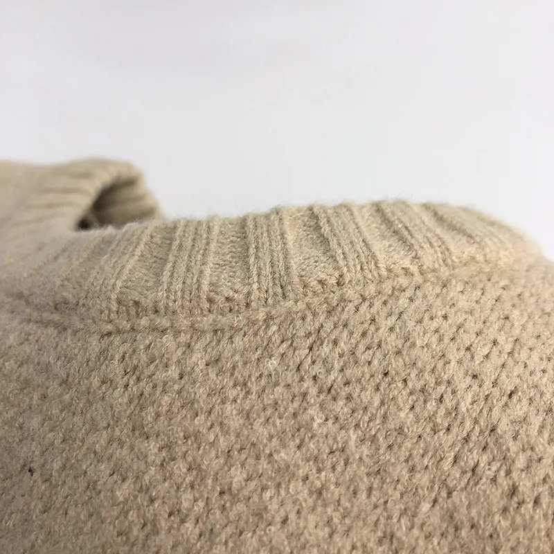 Détail de la maille tricotée et du motif losanges