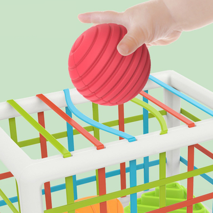 Activités sensorielles et ludiques réunies dans une boîte Montessori