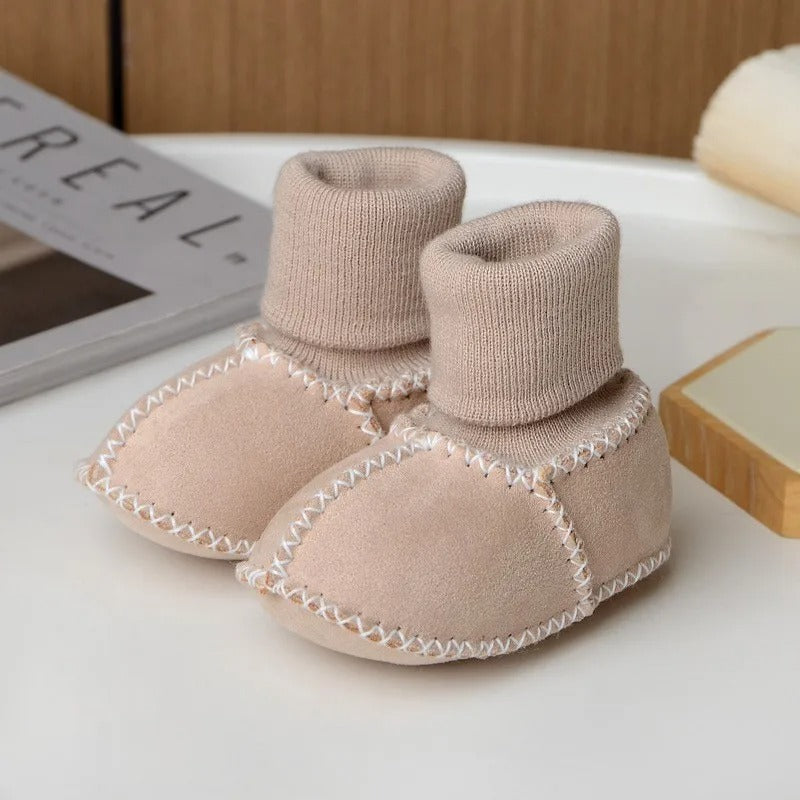 Vue du dessus de chaussons bébé en tricot doux