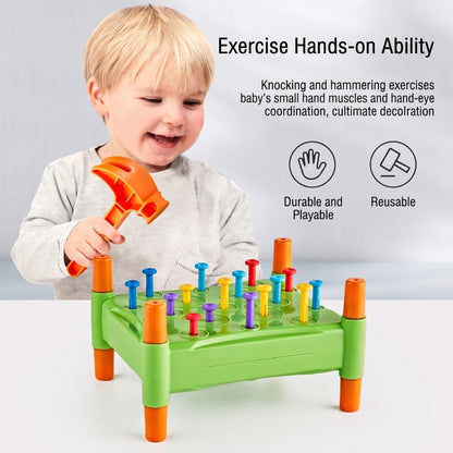Enfant utilisant un marteau en bois pour jouer et apprendre