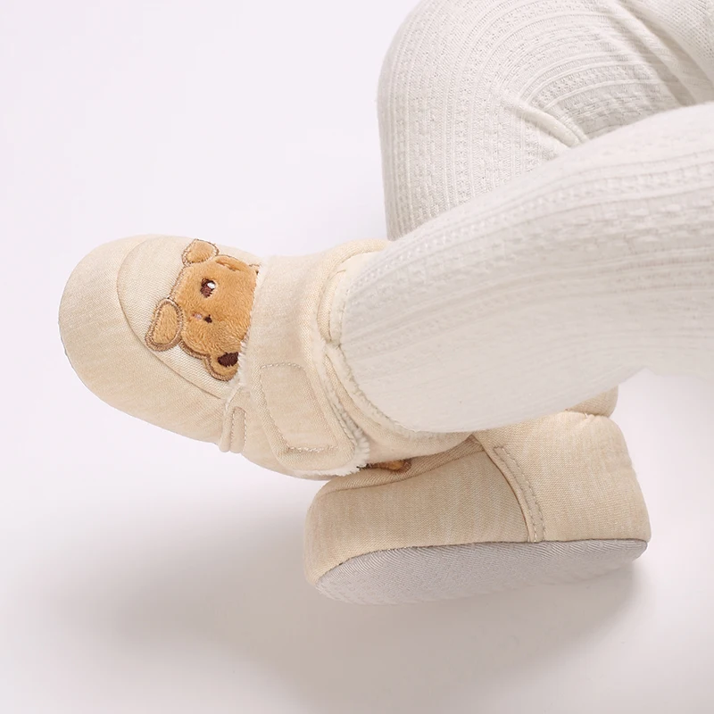 Détail de la fermeture auto-agrippante des chaussons bébé