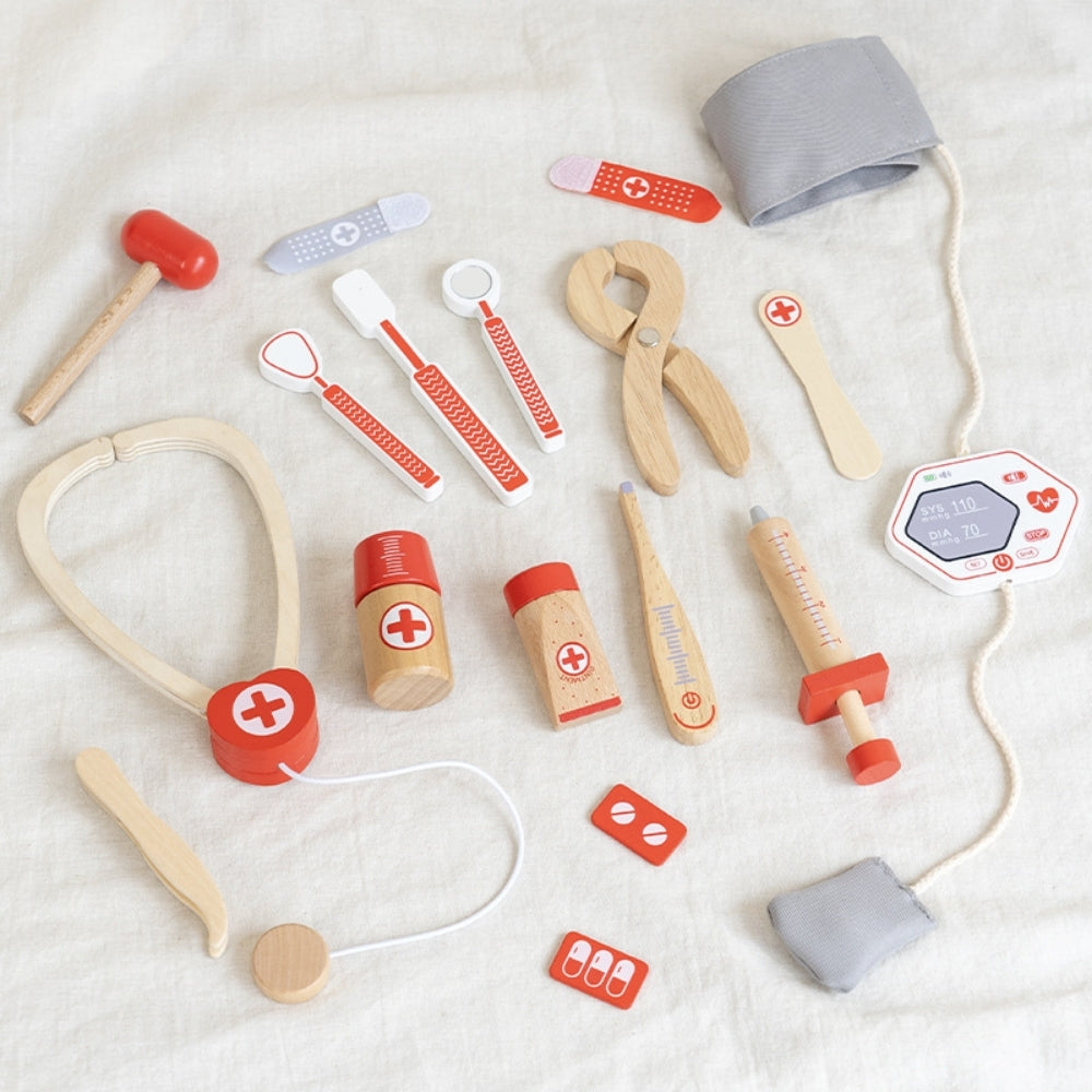 Jouet de docteur en bois présenté pour un enfant