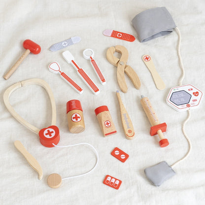 Jouet de docteur en bois présenté pour un enfant