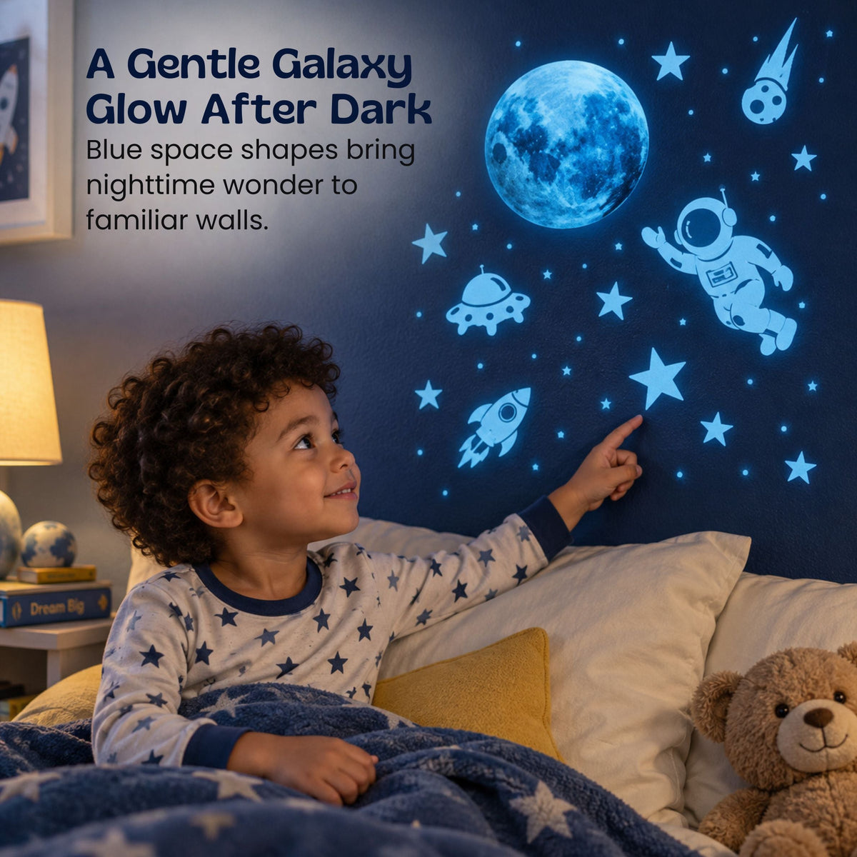 Stickers muraux spatiaux créant un univers étoilé dans une chambre d’enfant