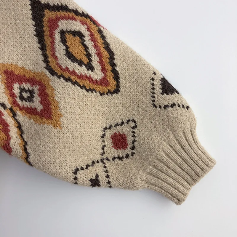 Pull enfant à motif losanges présenté à plat