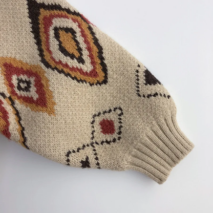 Pull enfant à motif losanges présenté à plat