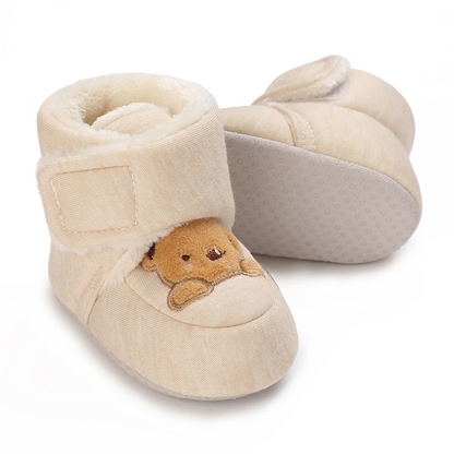 Vue rapprochée de chaussons bébé doublés et chaleureux