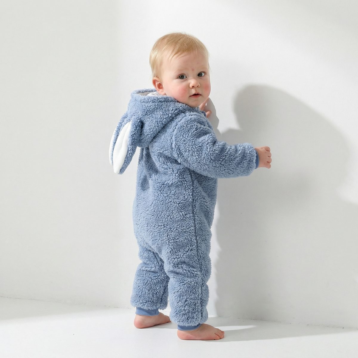 Vue de face de la combinaison bébé au motif lapin