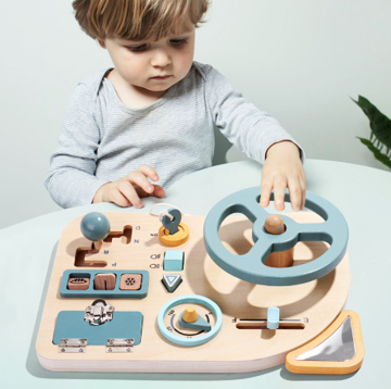 Volant de conduite Montessori en bois pour enfant, présenté de face