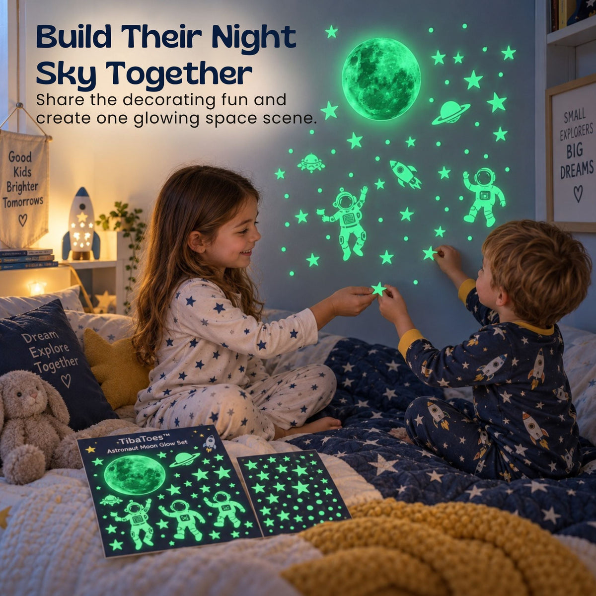 Motifs d’astronautes phosphorescents visibles sur un mur après extinction