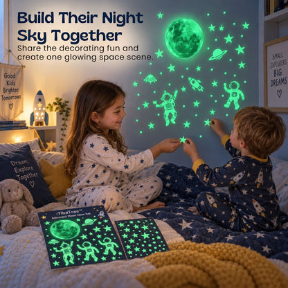 Motifs d’astronautes phosphorescents visibles sur un mur après extinction