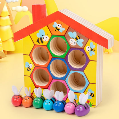 Détail des abeilles colorées du jeu de tri en bois