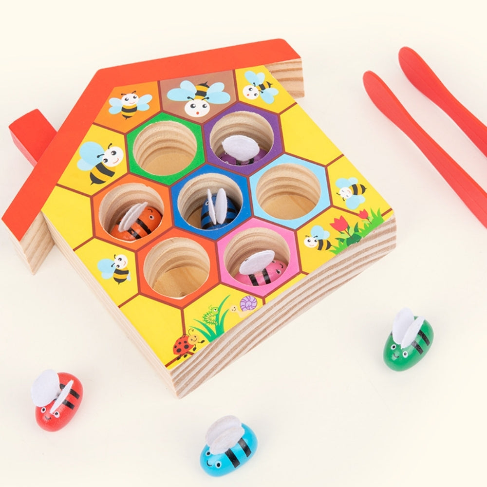 Enfant utilisant un jeu de tri en bois avec des abeilles colorées