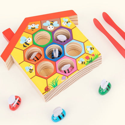 Enfant utilisant un jeu de tri en bois avec des abeilles colorées