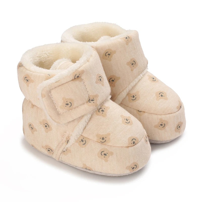 Intérieur doublé en fourrure douce des bottines bébé