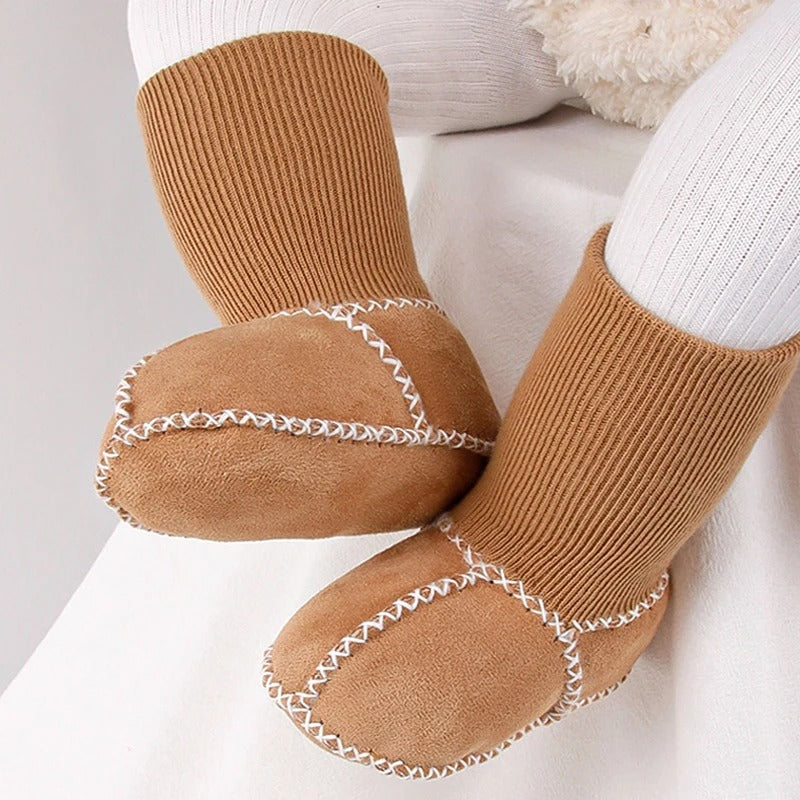 Chaussons bébé en tricot doux présentés de face