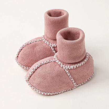 Chaussons bébé en tricot adaptés aux petits pieds