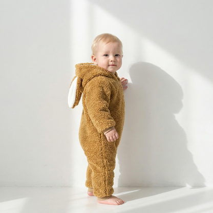 Détail du motif lapin sur la combinaison en cachemire