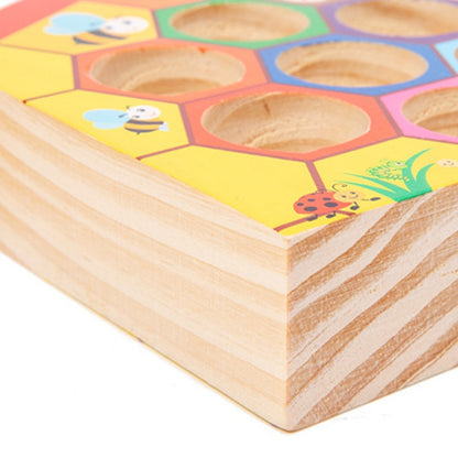 Alvéoles en bois accueillant les abeilles colorées du jeu