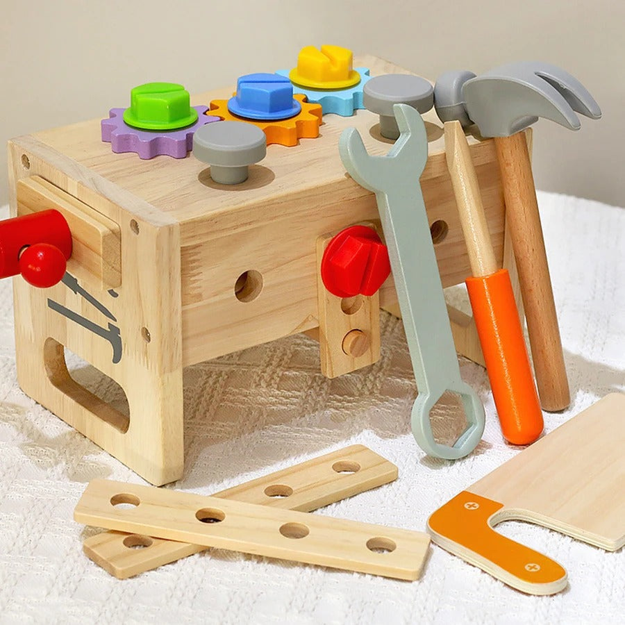 Boîte ouverte contenant le jeu d’outils en bois