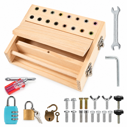 Enfant utilisant un tableau d’activités Montessori pour développer sa motricité fine
