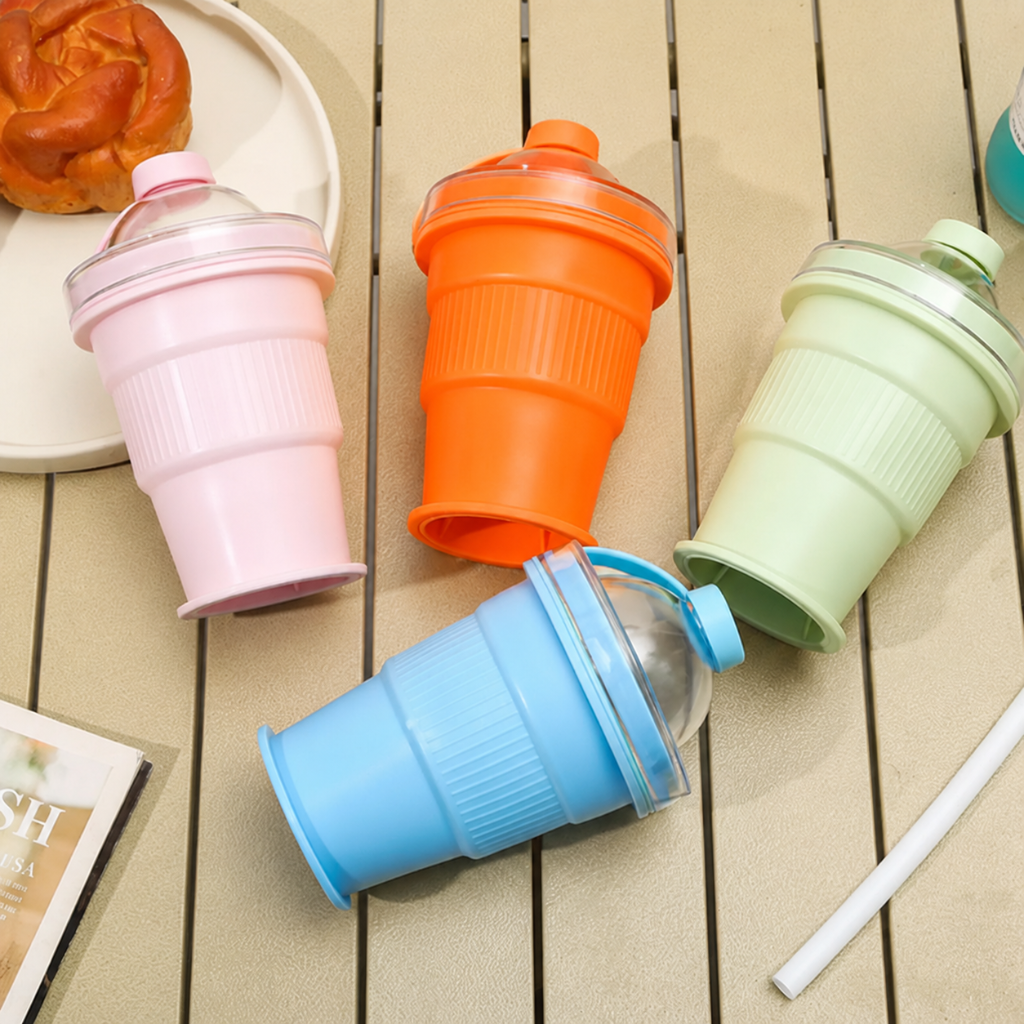 Gobelet pliable en silicone de 325 ml présenté déployé