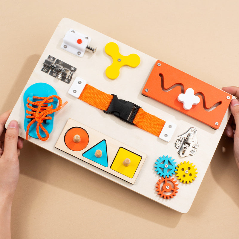 Tableau d’activités en bois favorisant la motricité fine