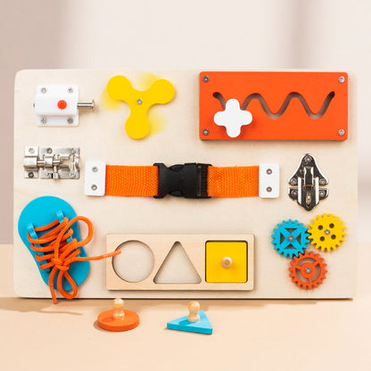Enfant explorant les activités du tableau Montessori en bois