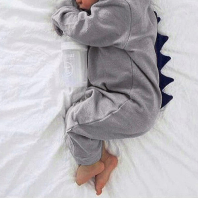 Bébé portant une combinaison dinosaure avec capuche