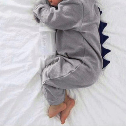 Bébé portant une combinaison dinosaure avec capuche