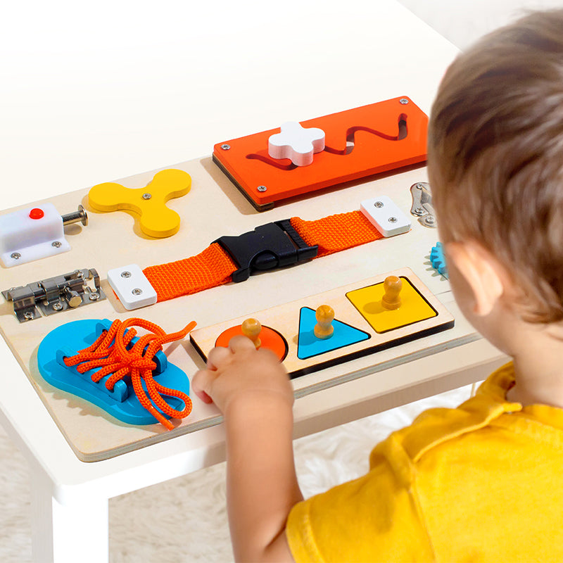 Tableau d’activités Montessori en bois présenté de face