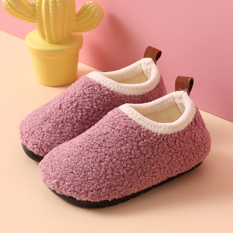 Vue rapprochée de chaussons douillets au design confortable