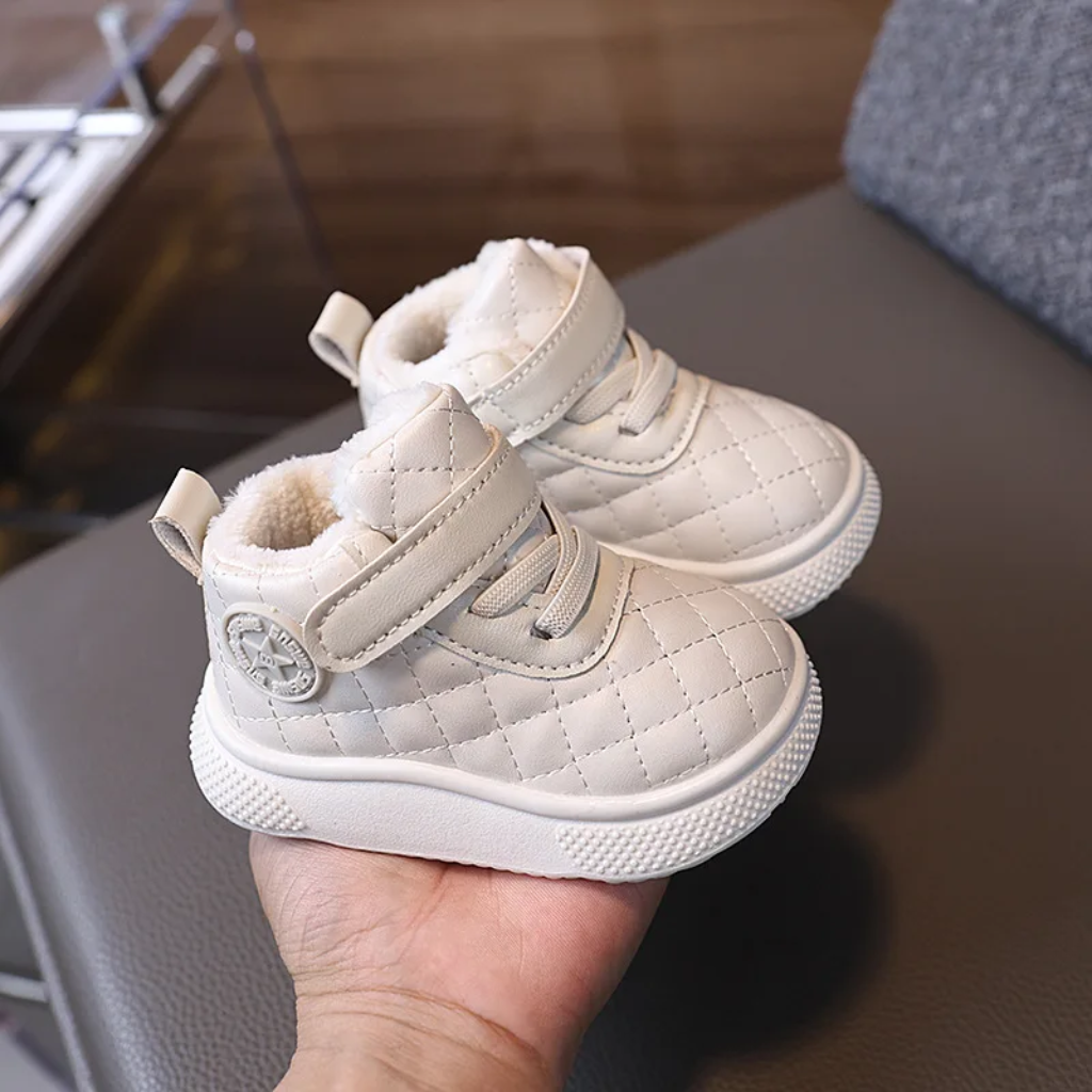 Vue arrière des bottes d’hiver enfant