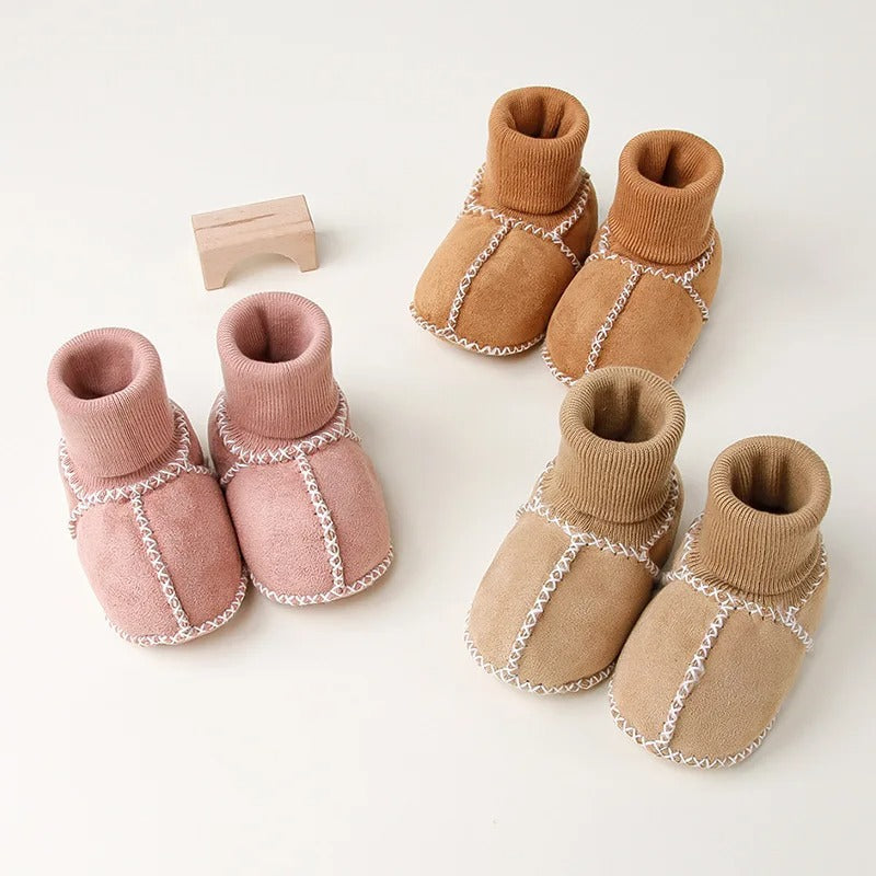 Chaussons bébé en tricot montrant leur forme souple